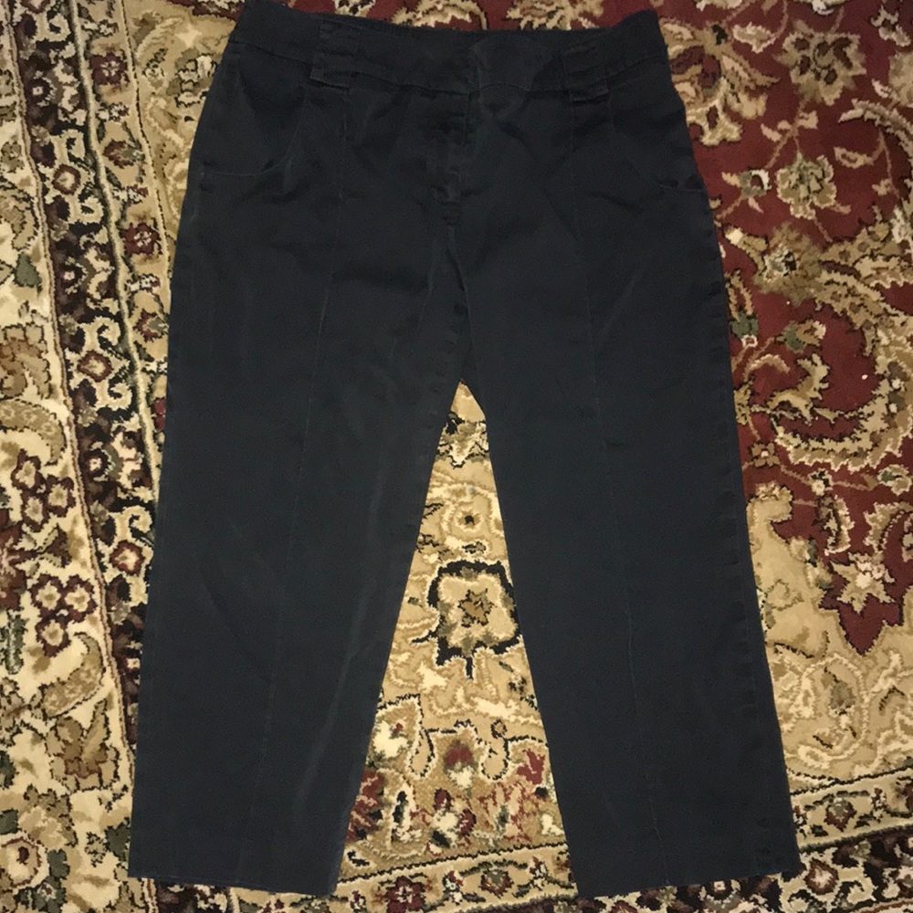 Black Capri pants